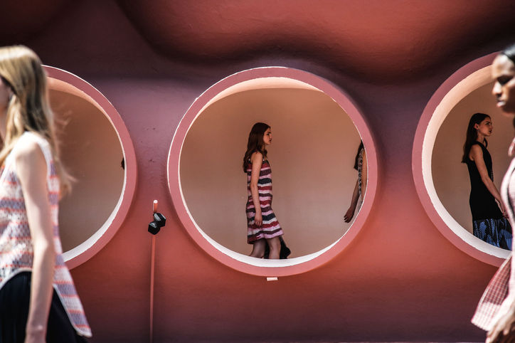 dior-cruise-2016-stripes-runway-w724